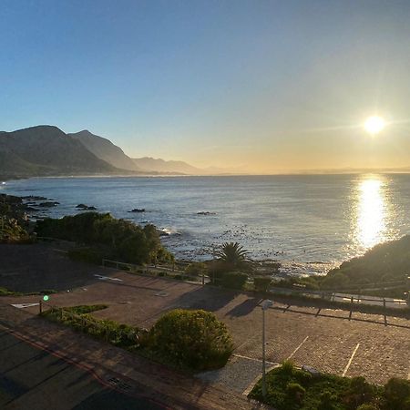 The Sun, Whales & Waves - Seafront Apartment Hermanus Exterior foto
